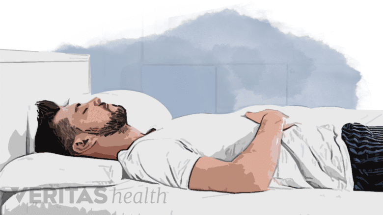 Un hombre dormiendo boca arriba.